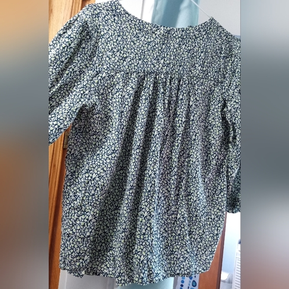 #132 Cynthia Rowley Blue and White Patterned Blouse - Picture 4 of 5